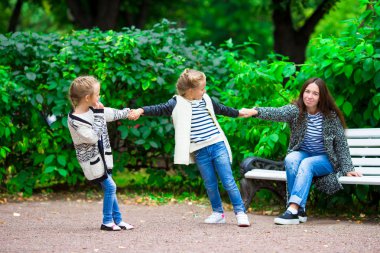 mutlu bir aile güzel bir sonbahar gününde eğleniyor