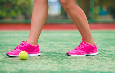 Portre Tenis raket ve top spor ayakkabı
