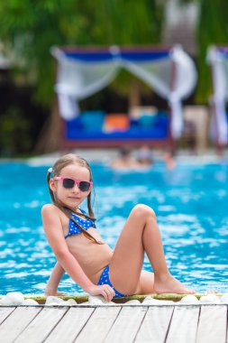 Sevimli küçük kız Açık Yüzme havuzunda eğleniyor