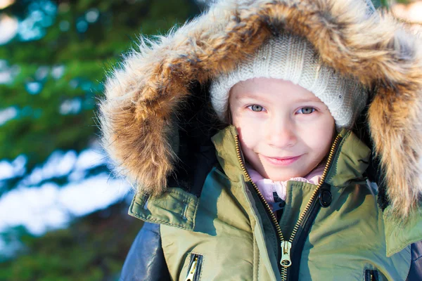 Ritratto di bambina adorabile con bellissimi occhi verdi nella neve giornata invernale soleggiata — Foto Stock