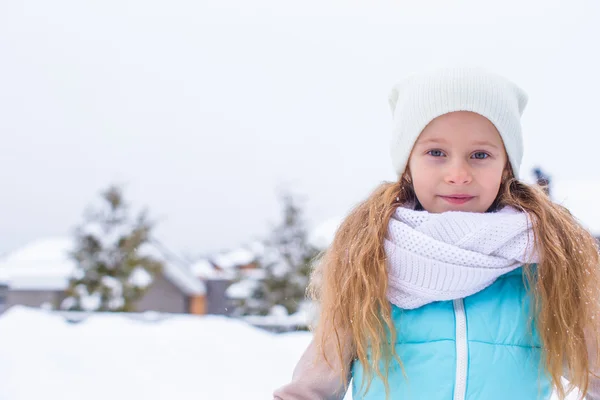 Ritratto di bambina adorabile con bellissimi occhi verdi nella neve giornata invernale soleggiata — Foto Stock