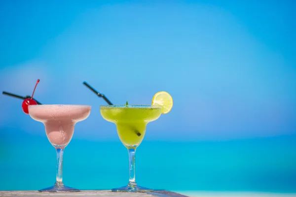 Dos sabrosos cócteles en la playa tropical blanca — Foto de Stock