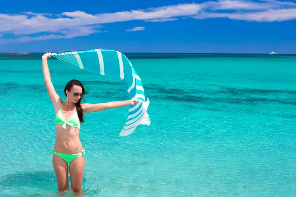 Happy woman having fun with beach towel during summer vacation — Stock Photo, Image