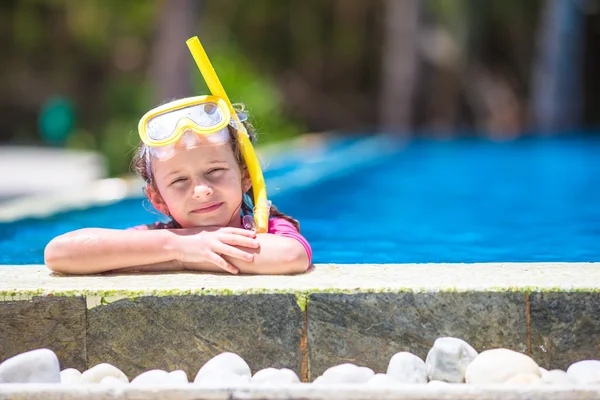 Schattige kleine meisjes op masker en bril in zwembad buiten — Stockfoto