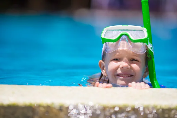 可爱的小女孩，在面罩和护目镜在室外游泳池 — 图库照片