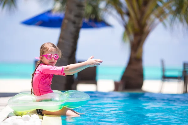 Smiling adorable girl having fun in outdoor swimming pool — Stock Photo, Image