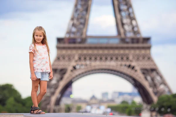 Imádnivaló kislány Párizsban háttér az Eiffel torony a nyári vakáció alatt — Stock Fotó