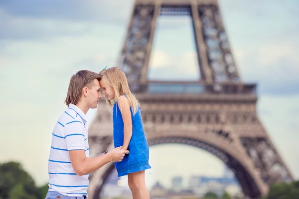 Familie fericită în Paris lângă Turnul Eiffel în timpul vacanței franceze de vară — Fotografie, imagine de stoc