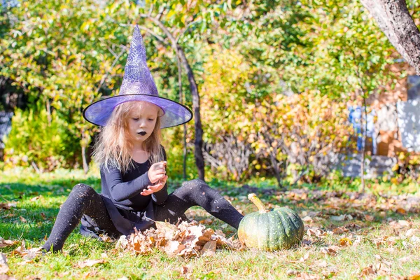 Bedårande liten flicka i halloween som kostym har roligt utomhus — Stockfoto