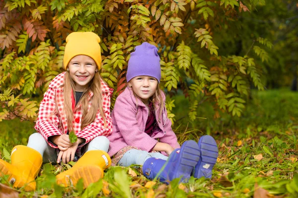 Kleine entzückende Mädchen an warmen, sonnigen Herbsttagen im Freien — Stockfoto
