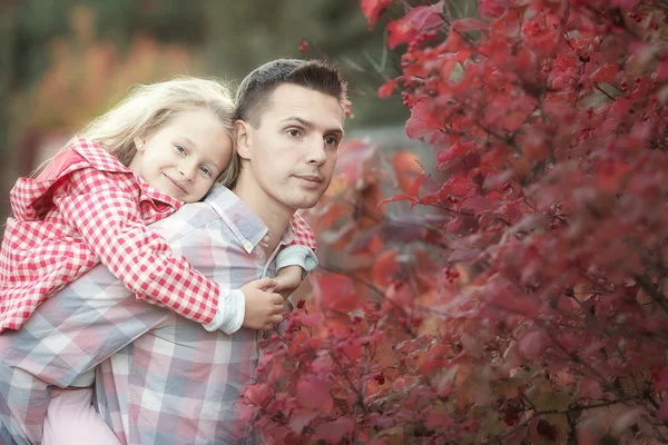 Schattig meisje met papa in herfst park op warme dag — Stockfoto