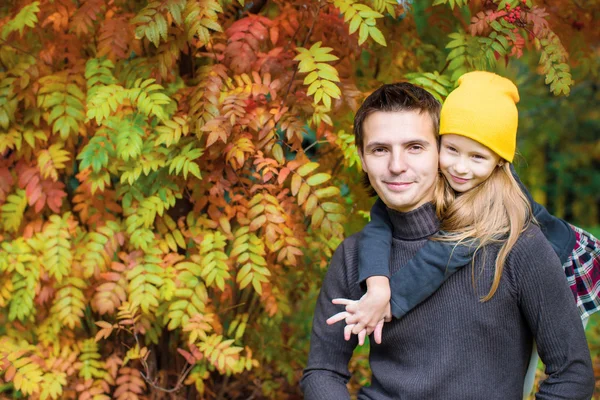 Liten bedårande flicka med pappa i höst park vid varm dag — Stockfoto