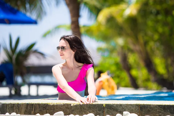 Piękna młoda kobieta relaksujący basen na zewnątrz — Zdjęcie stockowe