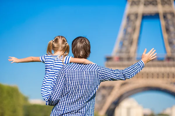 Francia nyár nyaralás, utazási és emberek koncepció - boldog család háttérben párizsi Eiffel-torony — Stock Fotó