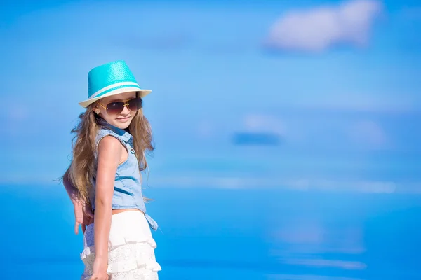 Adorable niña durante las vacaciones en la playa divirtiéndose —  Fotos de Stock