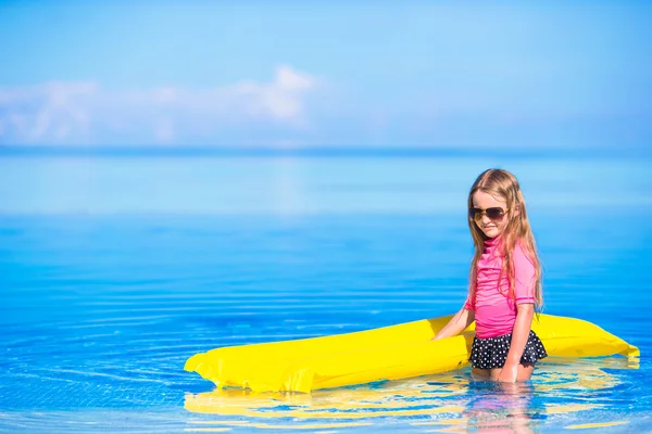 Pequeña chica adorable feliz en la piscina al aire libre —  Fotos de Stock