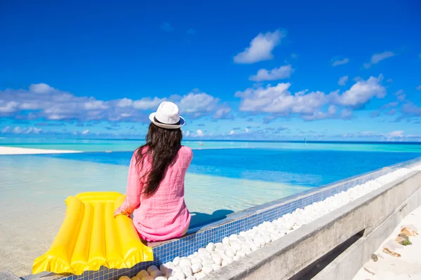 Jeune femme heureuse se détendre avec matelas à air sur la plage — Photo