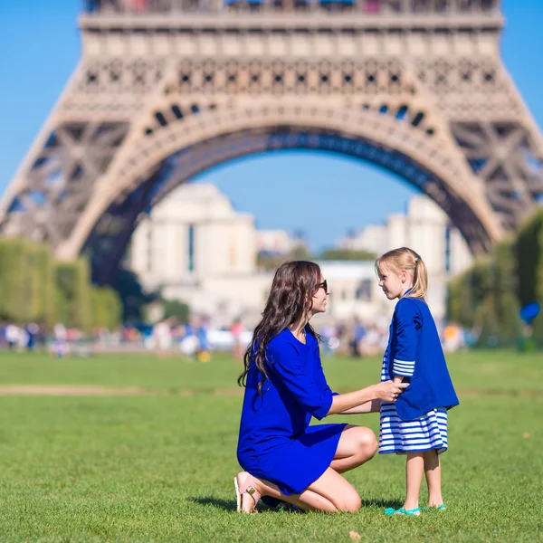 Francia nyár nyaralás, utazási és emberek koncepció - boldog család háttérben párizsi Eiffel-torony — Stock Fotó