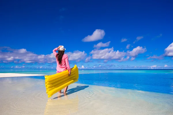 Krásná mladá žena relaxace v bazénu — Stock fotografie