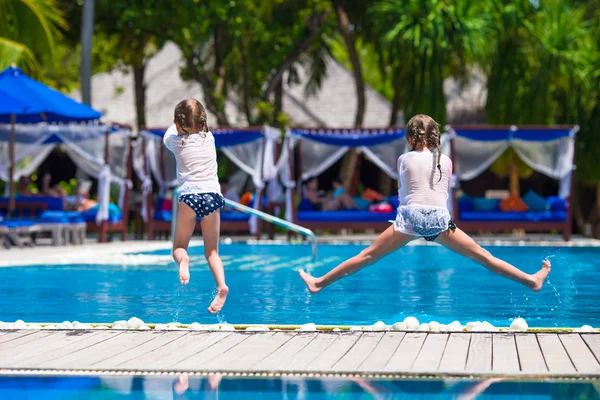 Entzückende kleine Mädchen, die in den Sommerferien Spaß im Freibad haben — Stockfoto