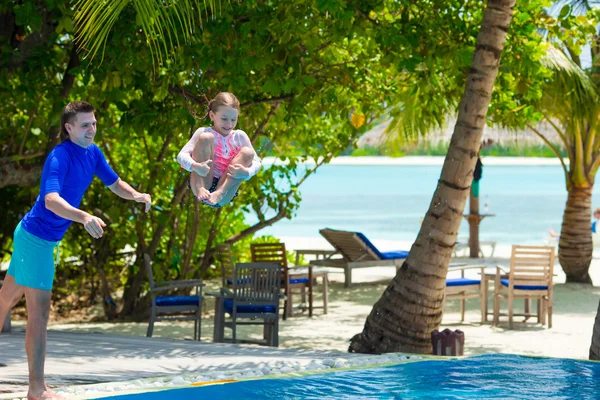 Kleines Mädchen und glücklicher Papa haben gemeinsam Spaß im Freibad — Stockfoto