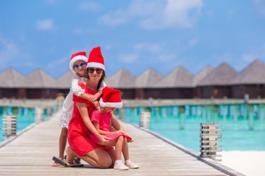 Mutlu aile Noel Baba şapkaları Noel tatil tropikal sırasında içinde