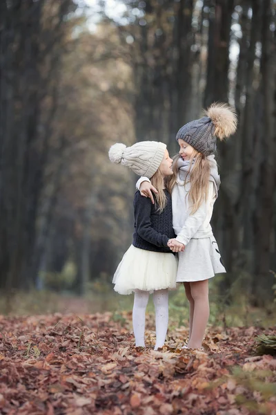 Piccole ragazze adorabili a caldo soleggiato giornata d'autunno all'aperto — Foto Stock