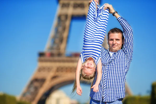 Belle famille heureuse à Paris fond Tour Eiffel — Photo