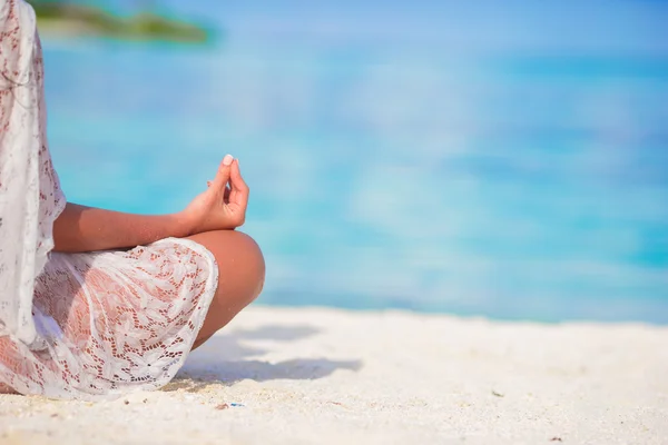 Heureuse jeune femme détendue pratiquant le yoga en plein air à la plage blanche — Photo