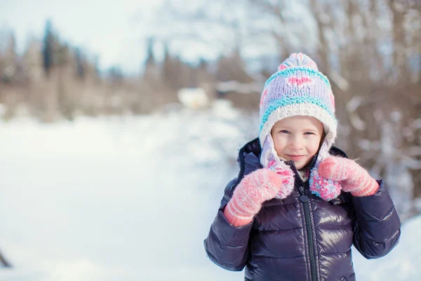 Ritratto di bambina adorabile nella neve giornata invernale soleggiata — Foto Stock