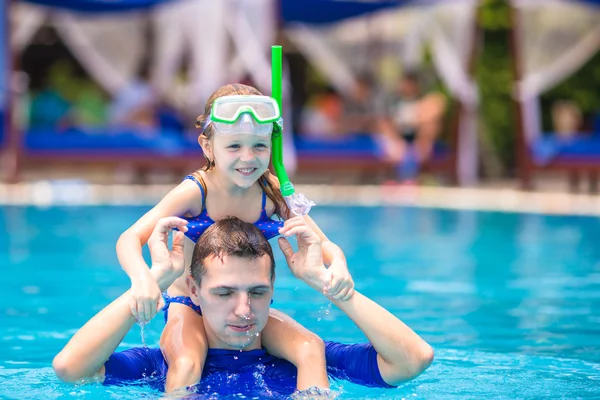 Família feliz se divertindo juntos na piscina ao ar livre — Fotografia de Stock