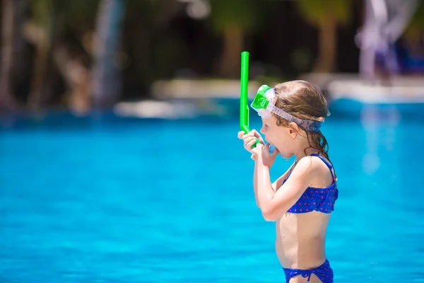 Adorable little girls at mask and goggles in outdoor swimming pool — Stock Photo, Image