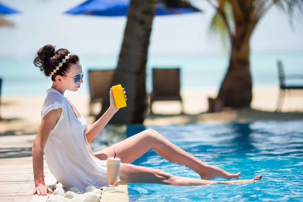 Schöne junge Frau entspannt sich im Schwimmbad — Stockfoto