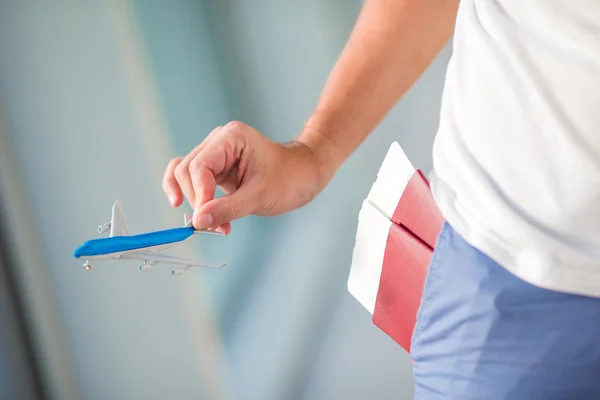 Closeup paspoorten en boarding pass op de luchthaven binnen achtergrond vliegtuig — Stockfoto