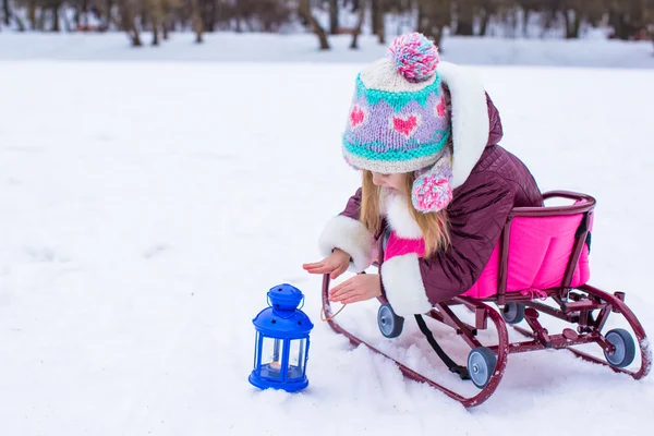 Adorable niña divirtiéndose durante las vacaciones de invierno —  Fotos de Stock