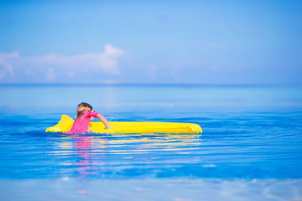 Petite fille adorable heureuse dans la piscine extérieure — Photo