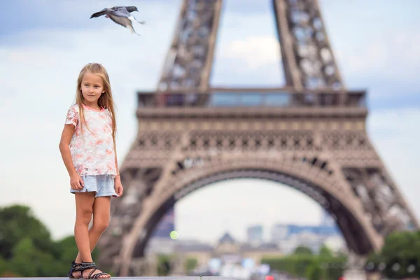 Adorable little girl in Paris background the Eiffel tower during summer vacation — Stock Photo, Image