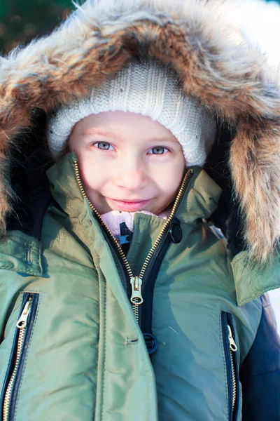 Ritratto di bambina adorabile con bellissimi occhi verdi nella neve giornata invernale soleggiata — Foto Stock