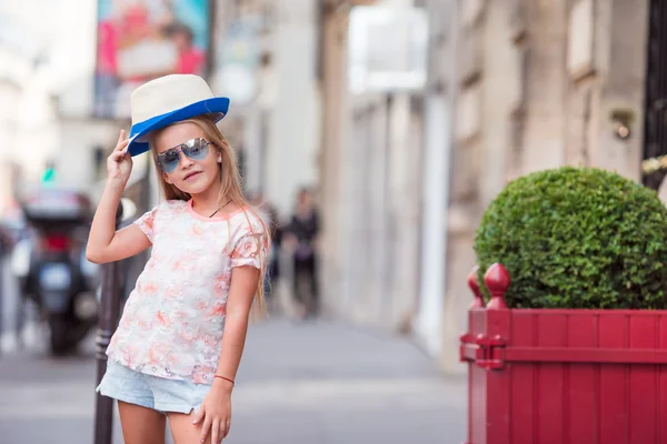 Adorable niña de moda al aire libre en la ciudad europea — Foto de Stock