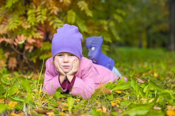 Adorable niña al aire libre en hermoso día de otoño — Foto de Stock