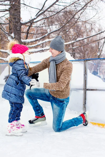 Adorable petite fille et père heureux sur patinoire à l'extérieur à la belle journée d'été — Photo