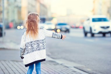 Sevimli küçük kız açık havada Avrupa şehirde taksi almak