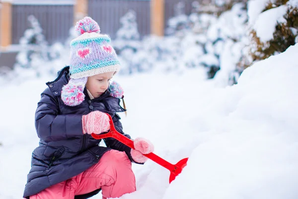 Liten bedårande flicka i snö solig vinterdag — Stockfoto