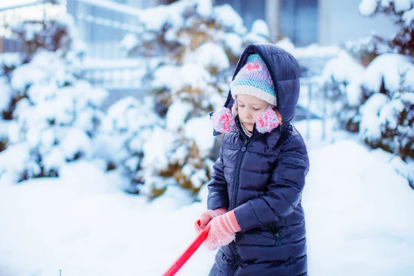 Pequena menina adorável na neve dia de inverno ensolarado — Fotografia de Stock