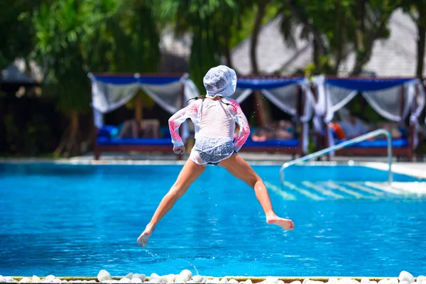 Schattig meisje plezier in zwembad buiten — Stockfoto