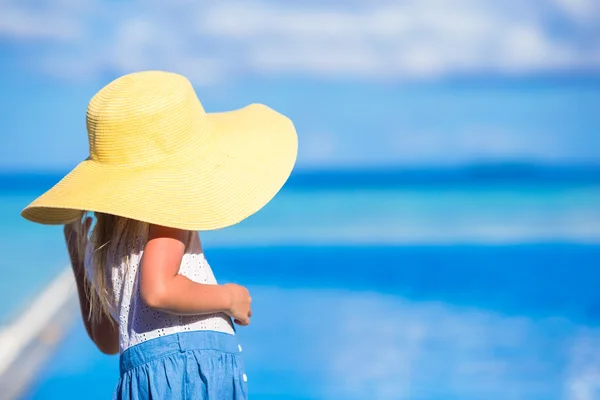 Urocza dziewczynka na plaży podczas wakacji — Zdjęcie stockowe