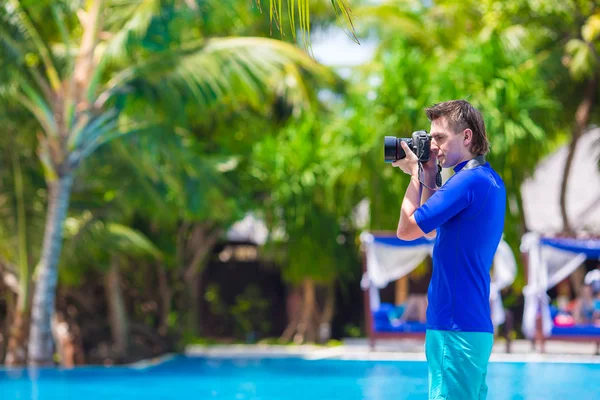 Jonge man fotograferen landschap op een tropisch eiland — Stockfoto