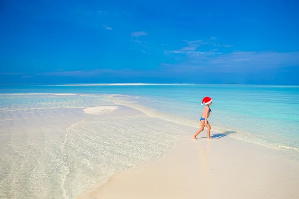 Little happy girl in Santa hat during beach vacation on Maldives — Stock Photo, Image