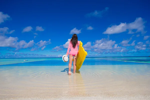 Jeune femme heureuse se détendre avec matelas à air pendant les vacances tropicales — Photo