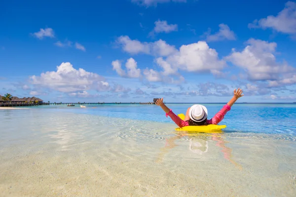 Młoda kobieta szczęśliwa relaksujący z dmuchany materac podczas tropikalny wakacje — Zdjęcie stockowe